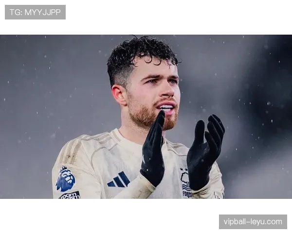 穆里略本赛季代表诺丁汉森林表现稳健,防守端持续提升 穆里略本赛季代表诺丁汉森林表现稳健,防守端持续提升